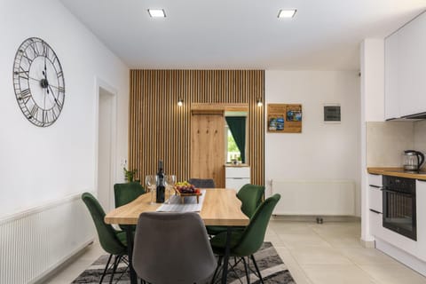 Kitchen or kitchenette, Seating area, Dining area