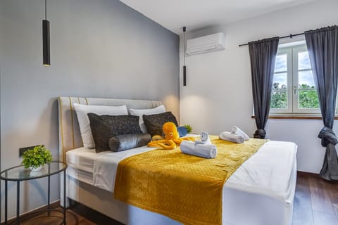 Bed, Bedroom, towels, air conditioner