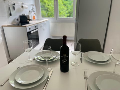 Kitchen or kitchenette, Food and drinks, Dining area, Drinks, kitchen