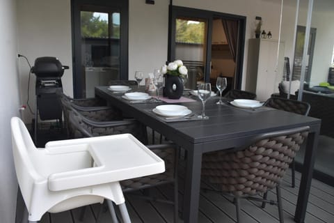 Balcony/Terrace, Seating area, Dining area, children