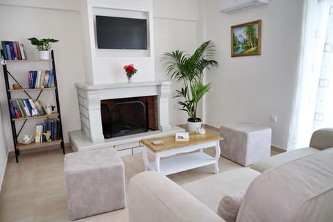 Library, TV and multimedia, Living room, Seating area, flat iron