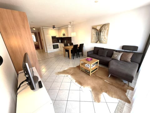 TV and multimedia, Kitchen or kitchenette, Living room, Seating area, Dining area