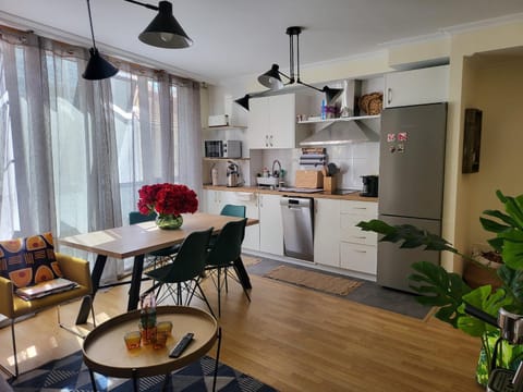 Kitchen or kitchenette, Dining area, dishwasher