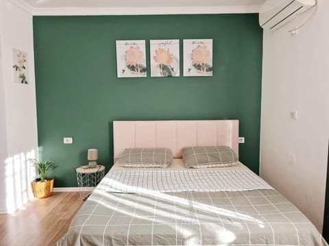 Bed, Bedroom, air conditioner