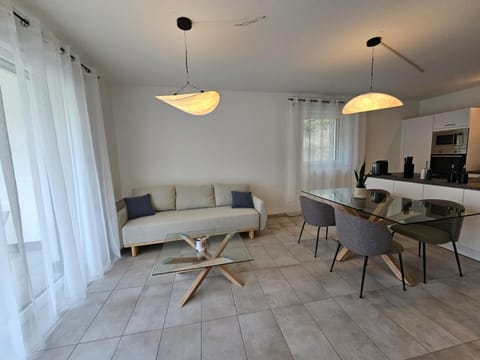 Kitchen or kitchenette, Living room, Seating area, Dining area