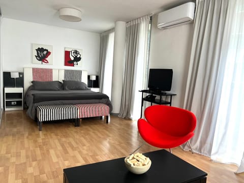 Bed, TV and multimedia, Photo of the whole room