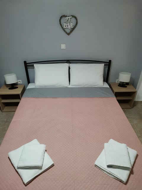 Bed, Bedroom, towels