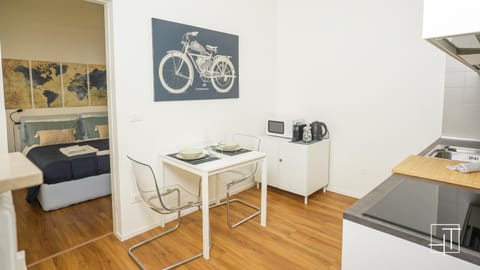 Bed, Coffee/tea facilities, Kitchen or kitchenette, Living room, Photo of the whole room, Seating area, Dining area, Bedroom, minibar