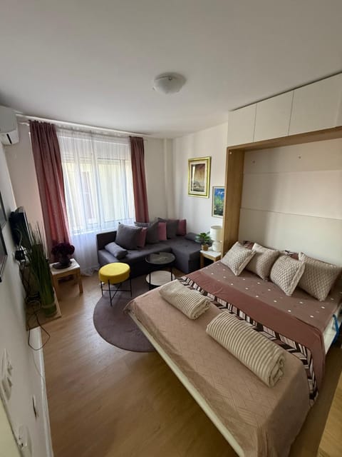 Bed, TV and multimedia, Living room, Photo of the whole room, Seating area, Bedroom