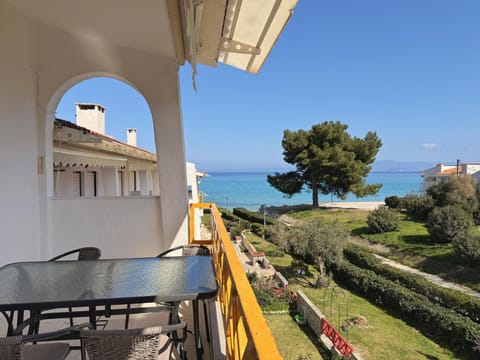 View (from property/room), Balcony/Terrace, Dining area, Sea view