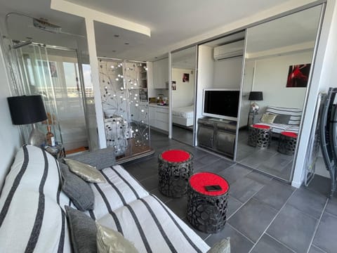 Communal lounge/ TV room, TV and multimedia, Kitchen or kitchenette, Living room, Seating area, Evening entertainment