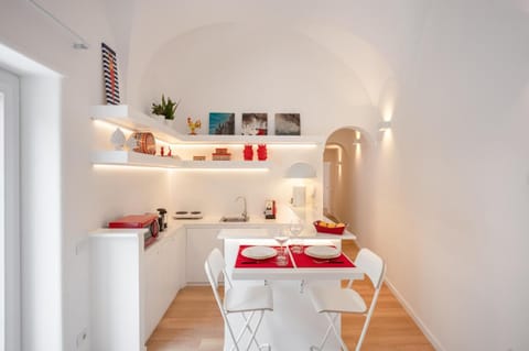 Kitchen or kitchenette, Living room, Seating area, Dining area