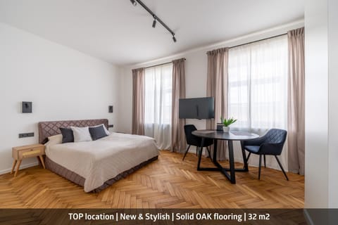 Bed, TV and multimedia, Living room, Photo of the whole room, Seating area