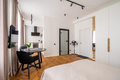 Bed, TV and multimedia, Kitchen or kitchenette, Photo of the whole room, Dining area, hair dresser, wardrobe