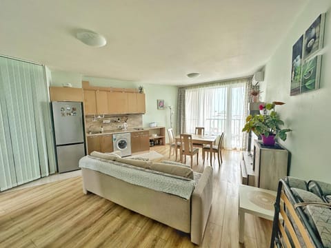 Bed, Kitchen or kitchenette, Living room, Photo of the whole room, Seating area, Dining area, oven, stove