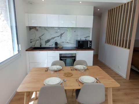 Kitchen or kitchenette, Dining area