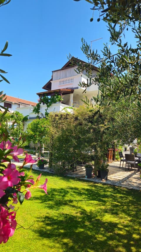 Property building, Garden, Balcony/Terrace