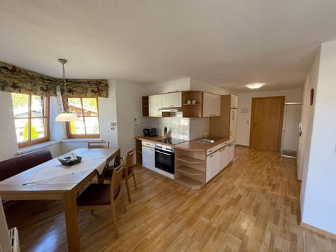Photo of the whole room, Dining area, kitchen