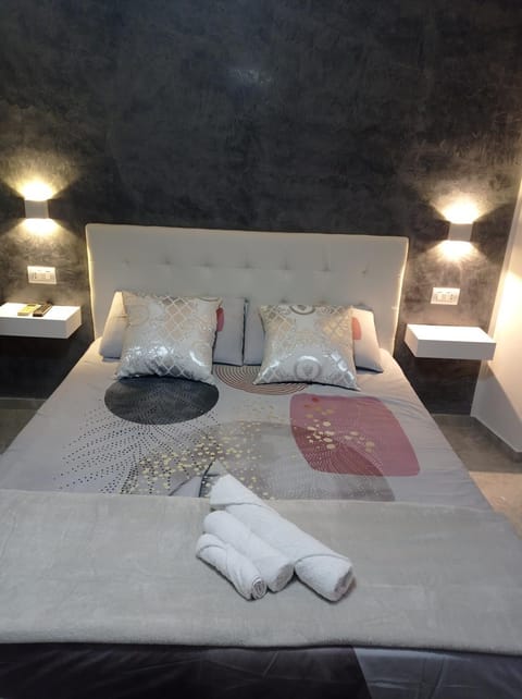 Bed, Bedroom, towels