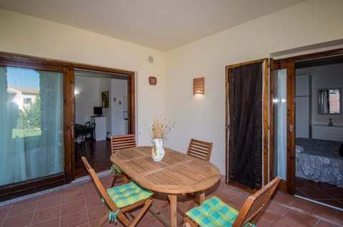 Patio, Living room, Seating area, Dining area