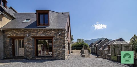 Property building, Neighbourhood, Natural landscape, Mountain view, Parking