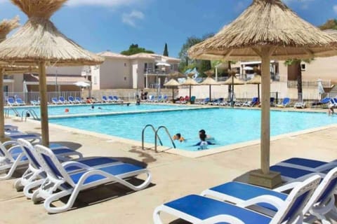 Day, Swimming pool, sunbed