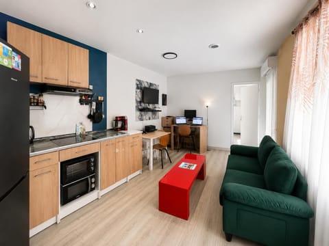 TV and multimedia, Kitchen or kitchenette, Living room, Seating area
