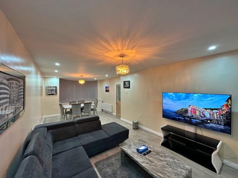 Communal lounge/ TV room, TV and multimedia, Living room, Seating area, Evening entertainment