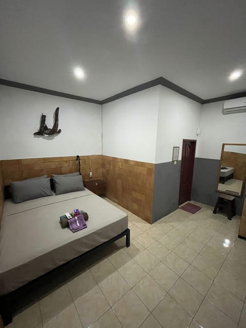 Bed, Photo of the whole room, Bedroom, towels, air conditioner