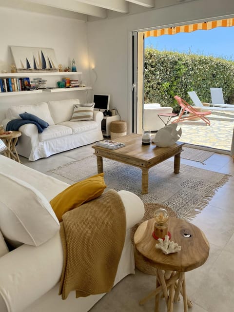 View (from property/room), Balcony/Terrace, Living room, Sea view