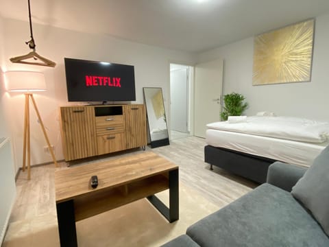 Bed, TV and multimedia, Photo of the whole room, Seating area, Evening entertainment, Bedroom