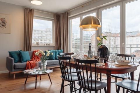 Living room, Food and drinks, Seating area, Dining area