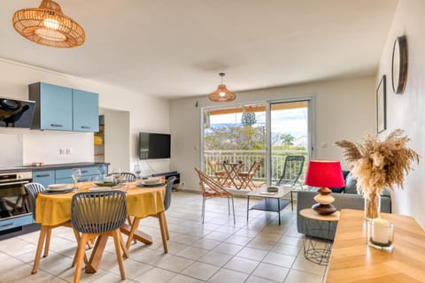 Communal lounge/ TV room, TV and multimedia, Kitchen or kitchenette, Living room, Seating area, Dining area, oven, stove