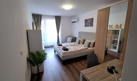 Bed, TV and multimedia, Living room, Photo of the whole room, Seating area, Bedroom, towels, wardrobe