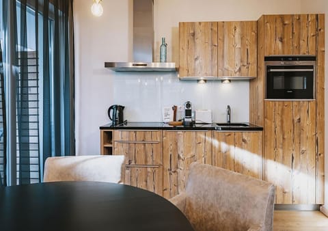 Coffee/tea facilities, Kitchen or kitchenette, Seating area