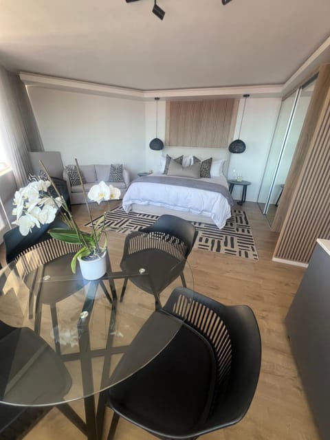 Perfect beach-side condo in Sea Point, Cape Town with ocean view Apartment in Sea Point