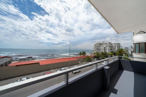 Perfect beach-side condo in Sea Point, Cape Town with ocean view Apartment in Sea Point