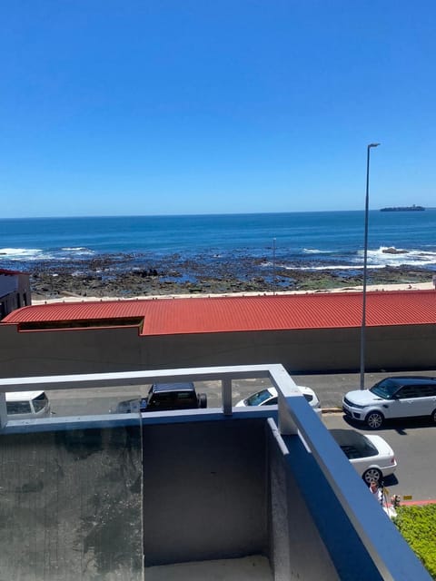 Perfect beach-side condo in Sea Point, Cape Town with ocean view Apartment in Sea Point