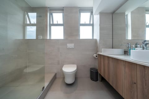 Perfect beach-side condo in Sea Point, Cape Town with ocean view Apartment in Sea Point