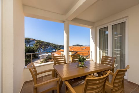 View (from property/room), Balcony/Terrace, Dining area, Pool view