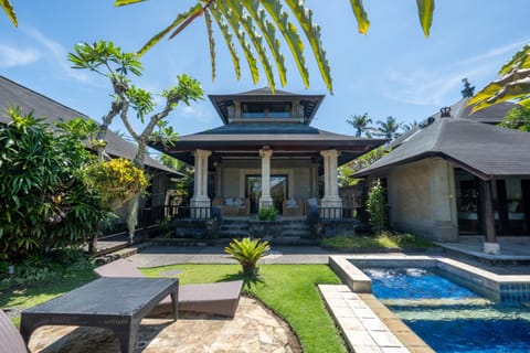 Property building, Garden, Garden view, Pool view, Swimming pool, sunbed