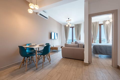 Bed, Living room, Photo of the whole room, Seating area, Dining area, Bedroom, air conditioner