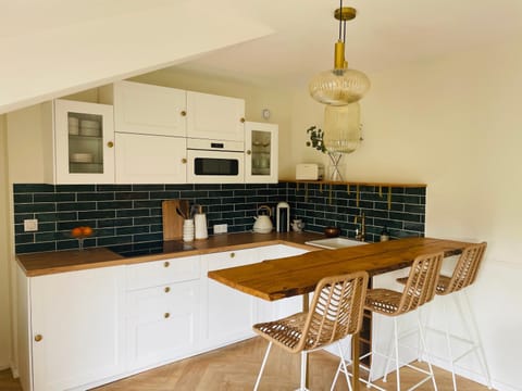 Kitchen or kitchenette, Dining area, stove