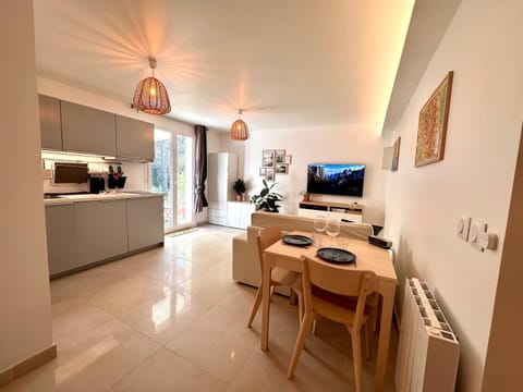 Kitchen or kitchenette, Seating area, Dining area