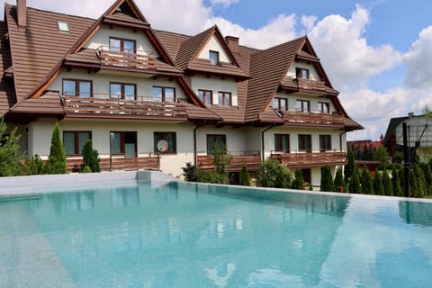 Property building, Garden, Swimming pool