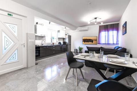 TV and multimedia, Living room, Dining area, minibar