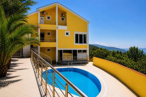 View (from property/room), Balcony/Terrace, Mountain view, Pool view, Swimming pool