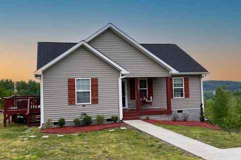GREAT Little Guest Suite with Private Entry & Deck! Pet Friendly & 30 Mins to Nashville! Vacation rental in Tennessee