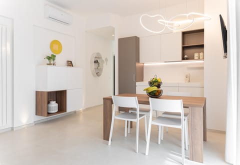 Kitchen or kitchenette, Dining area, locker, minibar, stove, air conditioner