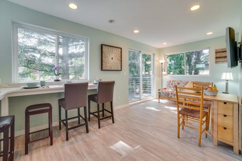 13 Mi to Dtwn Seattle! The Nest Apt with Balcony Apartment in Bellevue